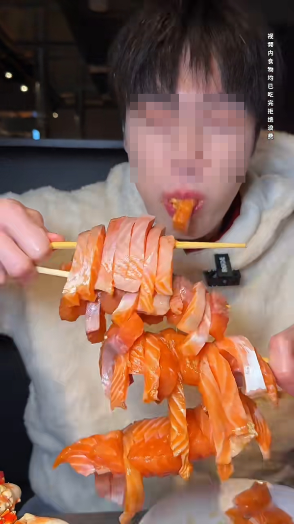 內地客日本自助餐狂掃食物 魚生/鮮蝦/蟹腳全清 指「不能給他們留」