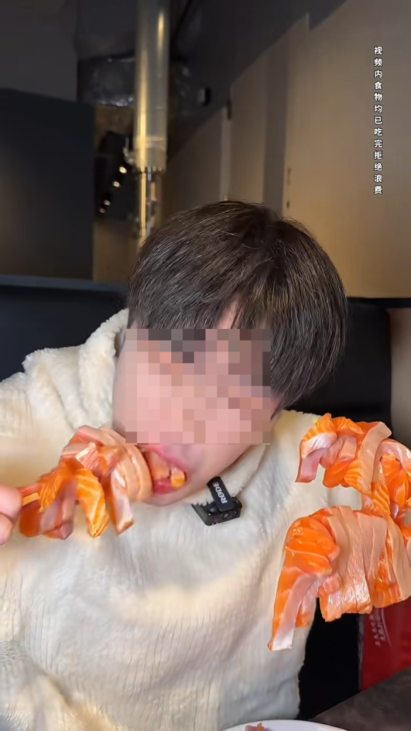 內地客日本自助餐狂掃食物 魚生/鮮蝦/蟹腳全清 指「不能給他們留」