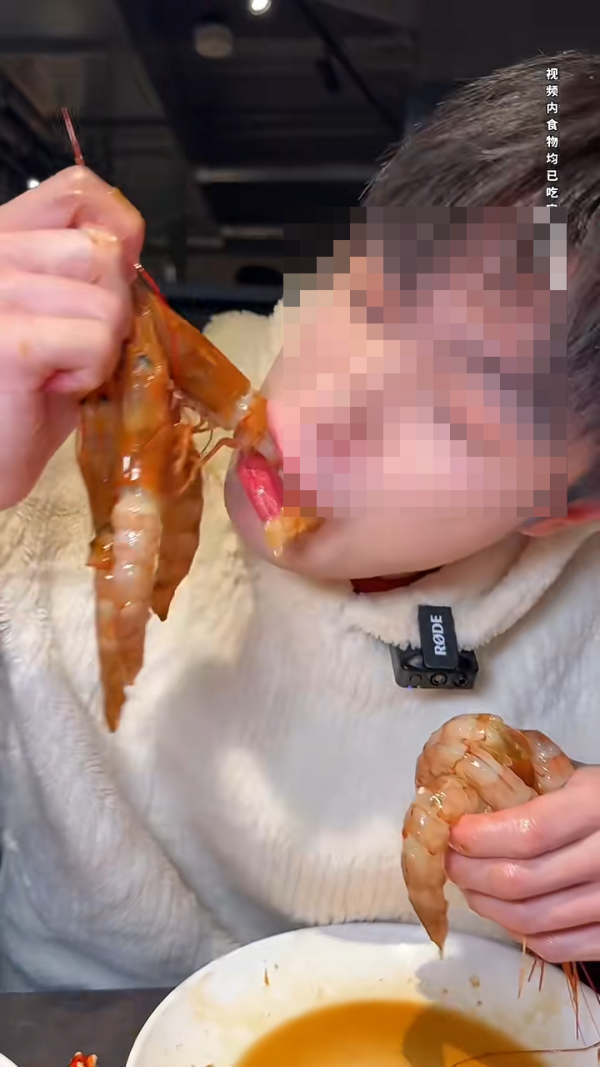 內地客日本自助餐狂掃食物 魚生/鮮蝦/蟹腳全清 指「不能給他們留」