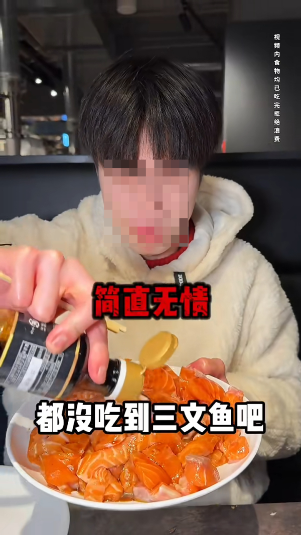 內地客日本自助餐狂掃食物 魚生/鮮蝦/蟹腳全清 指「不能給他們留」