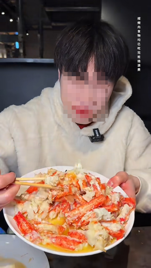 內地客日本自助餐狂掃食物 魚生/鮮蝦/蟹腳全清 指「不能給他們留」