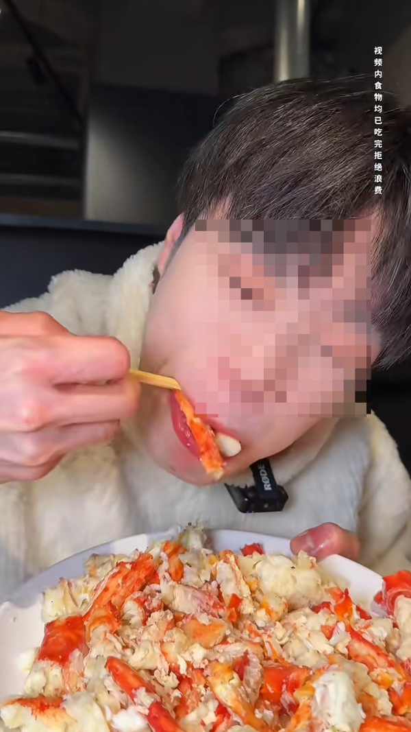 內地客日本自助餐狂掃食物 魚生/鮮蝦/蟹腳全清 指「不能給他們留」