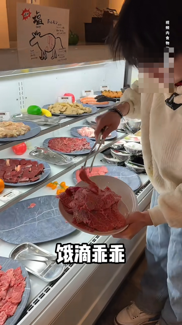 內地客日本自助餐狂掃食物 魚生/鮮蝦/蟹腳全清 指「不能給他們留」