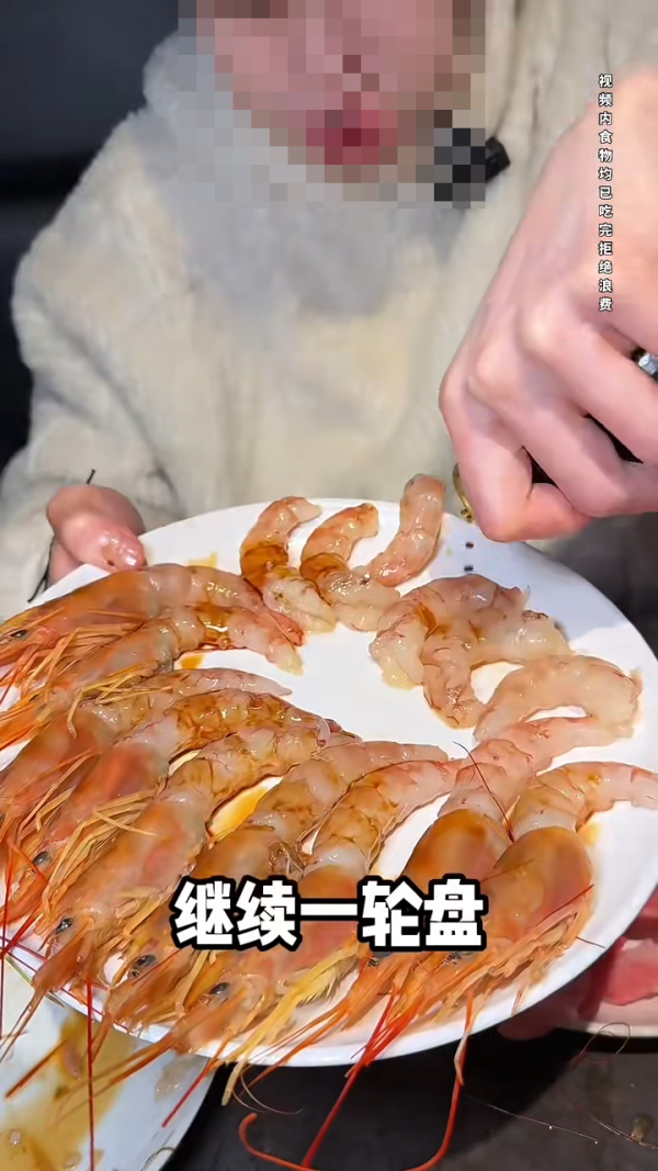 內地客日本自助餐狂掃食物 魚生/鮮蝦/蟹腳全清 指「不能給他們留」