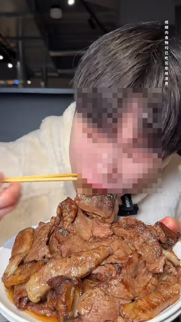 內地客日本自助餐狂掃食物 魚生/鮮蝦/蟹腳全清 指「不能給他們留」