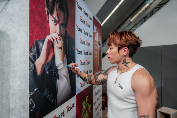 7-Eleven邀請Tyson Yoshi擔任「盲測專員」！推期間限定「BE 啡 CAFÉ」活動