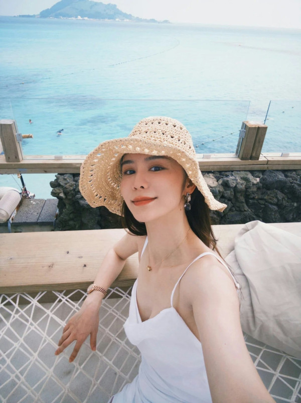 林峯老婆張馨月自拍晒OOTD陷盜版爭議 手上一物竟遭網民踢爆疑似用假貨？