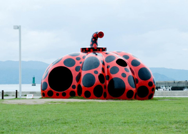 草間彌生的紅色「南瓜」(圖片來源:Yaoyi Kusama, 2006 Naoshima Miyanoura Port Square) 草間彌生的紅色「南瓜」(圖片來源:Yaoyi Kusama, 2006 Naoshima Miyanoura Port Square)