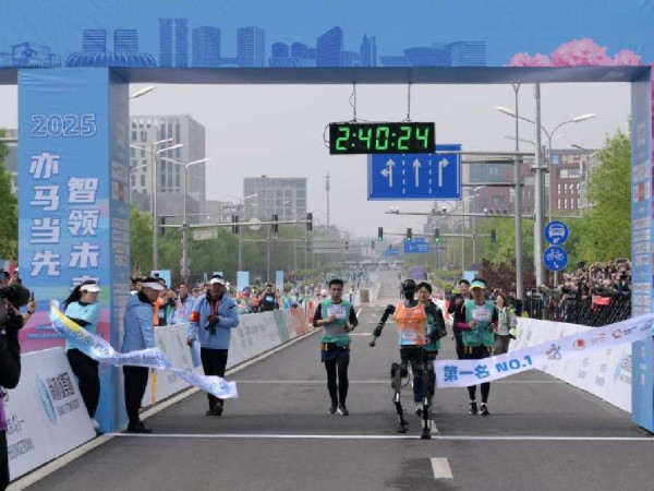 全球首屆人形機械人半馬拉松 天工 Ultra 奪冠但過程中蝦碌盡出