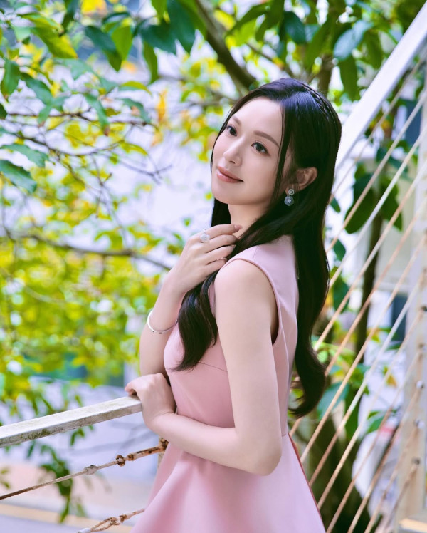 馮盈盈著加細碼Tee谷盡好身材逼爆衫 對比入行前舊照有一驚人變化令人好奇