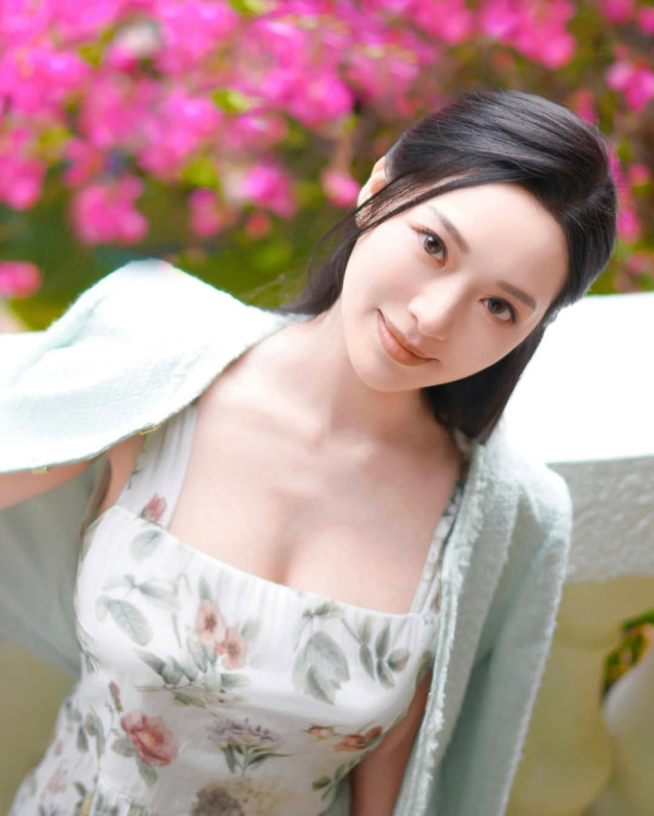 港姐冠軍馮盈盈青澀中學舊照曝光 校服紮馬尾眼鏡look獲激讚校花級！