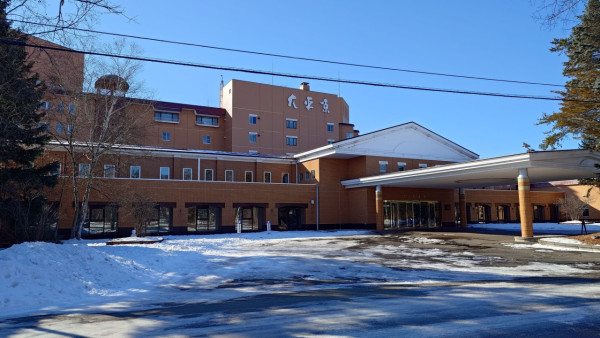 日本諾如病毒｜北海道酒店爆發集體食物中毒 140人屙嘔發燒 進食1類食材要留神！ 