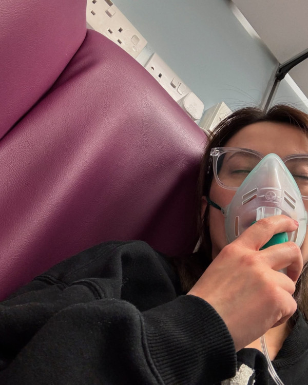 41歲女星肺部受感染英國留院 3母子齊發高燒：差不多清空藥箱 