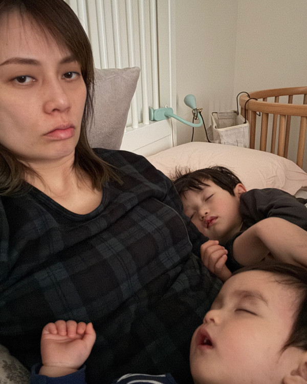 41歲女星肺部受感染英國留院 3母子齊發高燒：差不多清空藥箱 