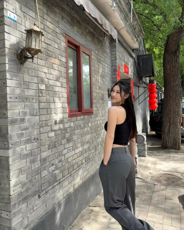 TVB咪神小背心遊長城曬身材 挑戰北京「名物」露出嫌棄表情？ 