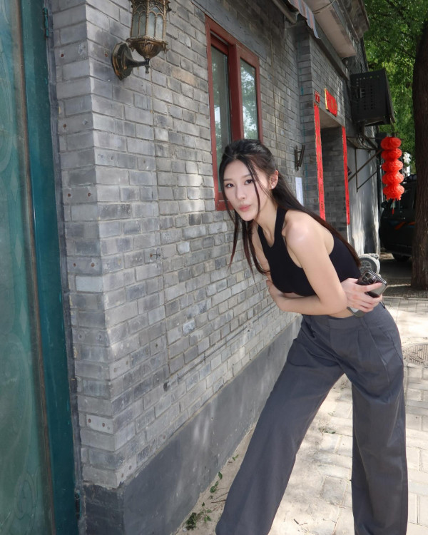 TVB咪神小背心遊長城曬身材 挑戰北京「名物」露出嫌棄表情？ 