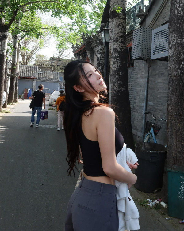 TVB咪神小背心遊長城曬身材 挑戰北京「名物」露出嫌棄表情？ 