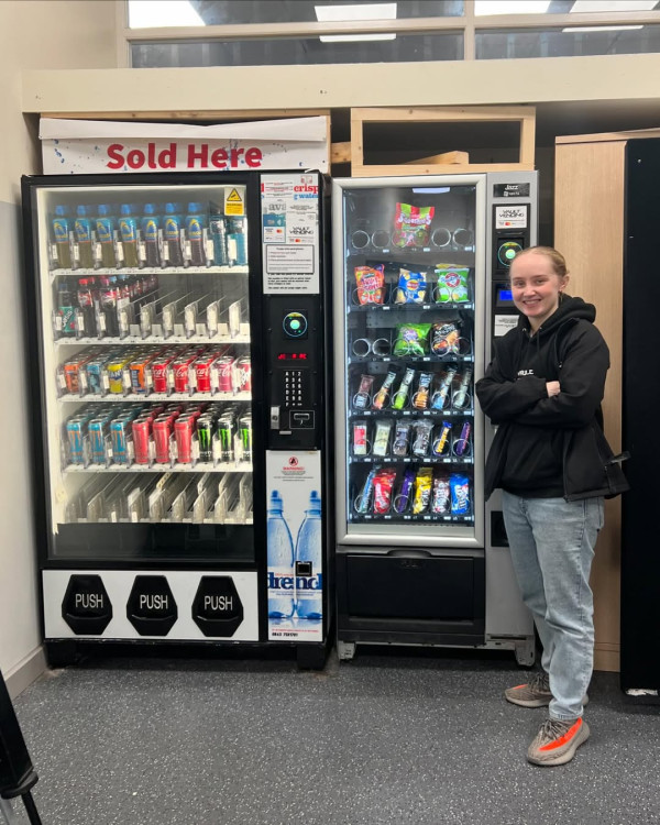 26歲少女生棄做朝九晚五金融工  經營自動售賣機月入7萬 