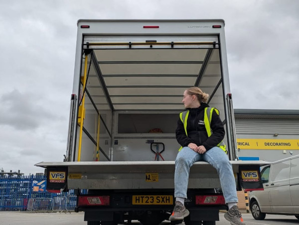 26歲少女生棄做朝九晚五金融工  經營自動售賣機月入7萬 