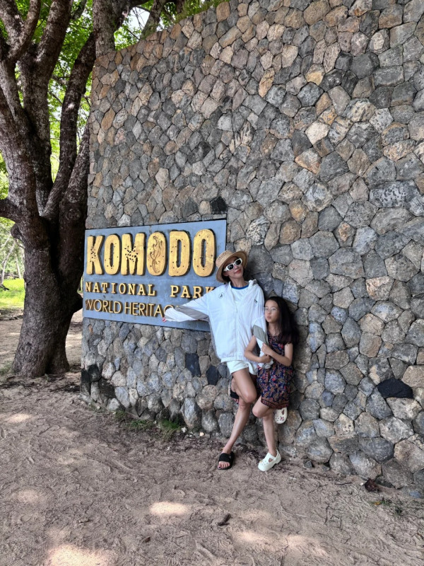 楊愛瑾復活節帶子女遊北京 大方素顏現身 獲讚逆齡似20歲