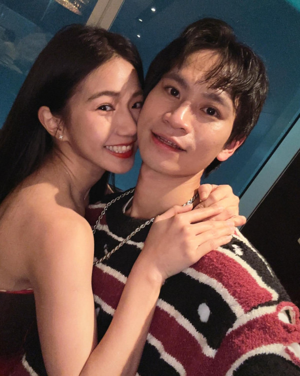 眾量級家寧一家涉逃稅億元遭搜索！躲廁所避開媒體！妹妹揹名牌、父用膠袋遮頭 