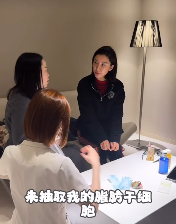 楊愛瑾復活節帶子女遊北京 大方素顏現身 獲讚逆齡似20歲