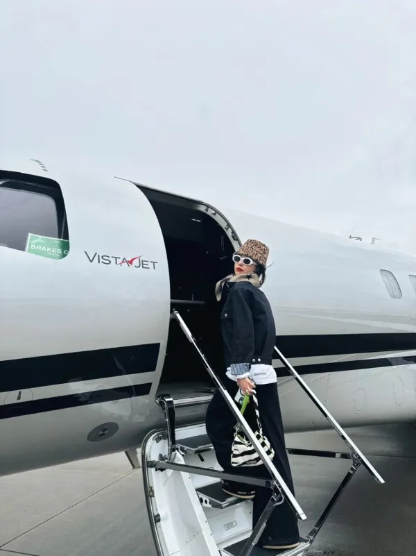 楊愛瑾復活節帶子女遊北京 大方素顏現身 獲讚逆齡似20歲