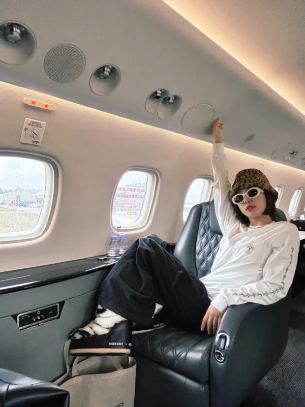 楊愛瑾復活節帶子女遊北京 大方素顏現身 獲讚逆齡似20歲