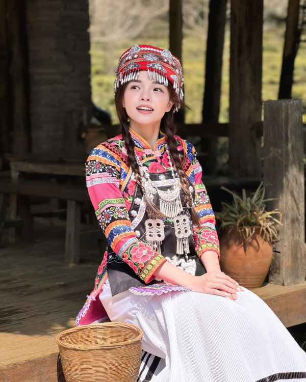 聲夢小花雲南浸溫泉罕曬香肩 首拍旅遊節目勇闖雲峰山 