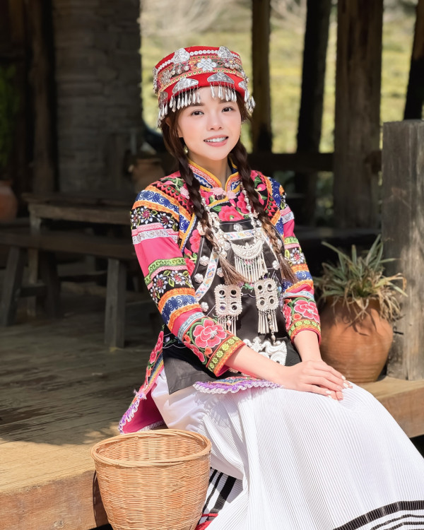 聲夢小花雲南浸溫泉罕曬香肩 首拍旅遊節目勇闖雲峰山 