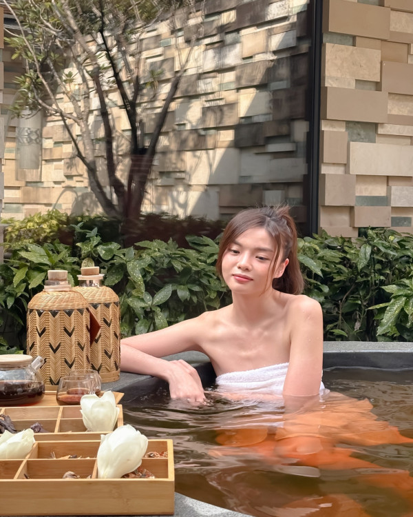 聲夢小花雲南浸溫泉罕曬香肩 首拍旅遊節目勇闖雲峰山 