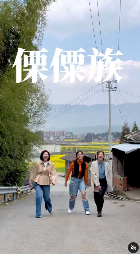 聲夢小花雲南浸溫泉罕曬香肩 首拍旅遊節目勇闖雲峰山 