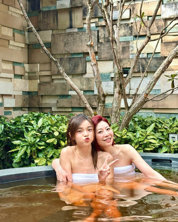 聲夢小花雲南浸溫泉罕曬香肩 首拍旅遊節目勇闖雲峰山 