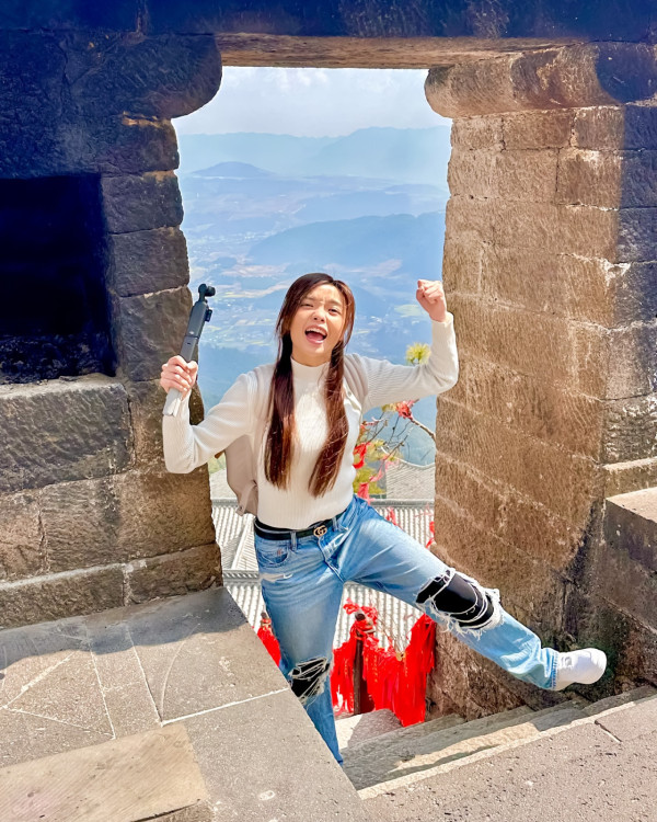 聲夢小花雲南浸溫泉罕曬香肩 首拍旅遊節目勇闖雲峰山 