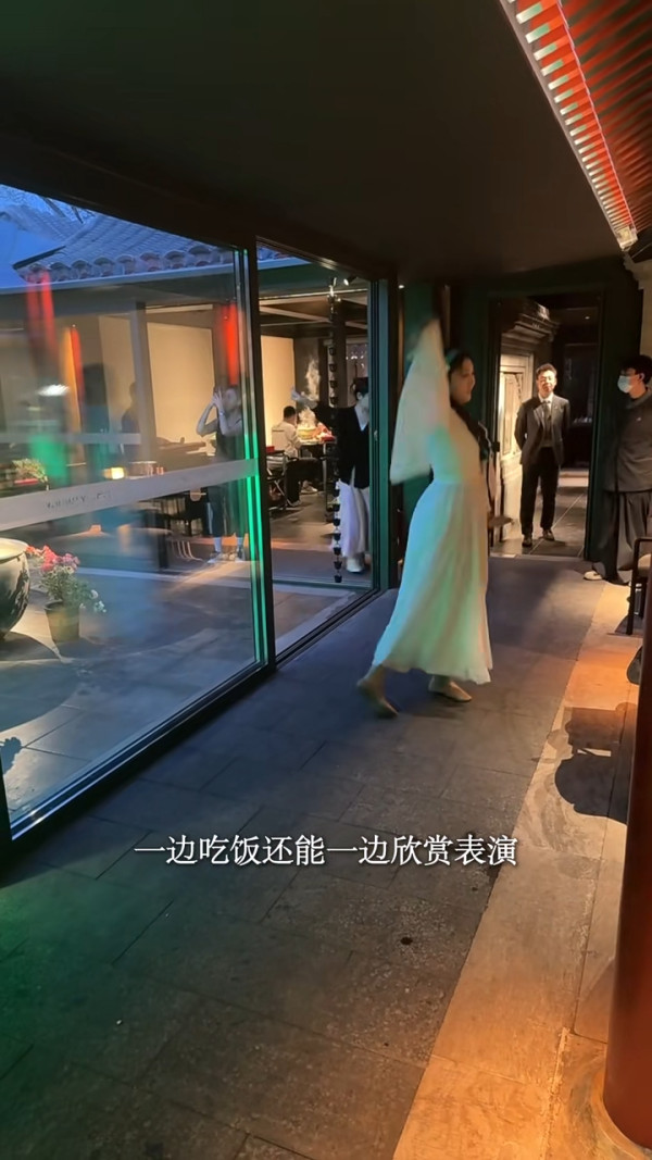 楊愛瑾復活節帶子女遊北京 大方素顏現身 獲讚逆齡似20歲