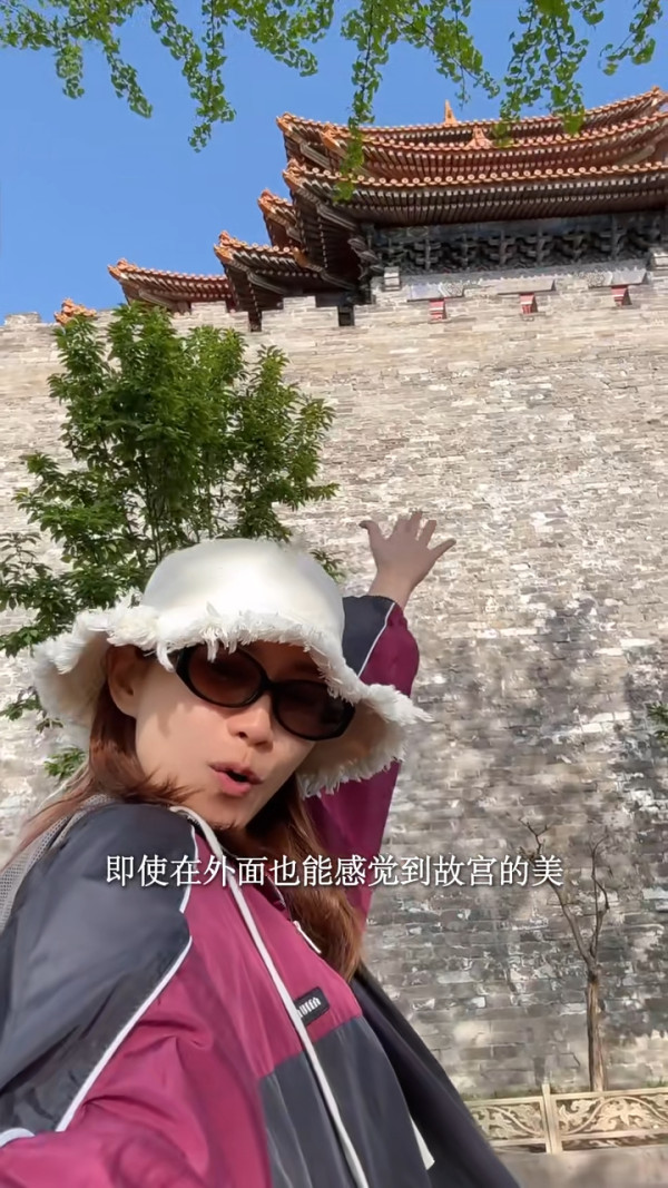 楊愛瑾復活節帶子女遊北京 大方素顏現身 獲讚逆齡似20歲