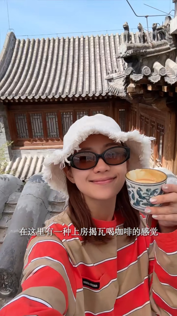 楊愛瑾復活節帶子女遊北京 大方素顏現身 獲讚逆齡似20歲