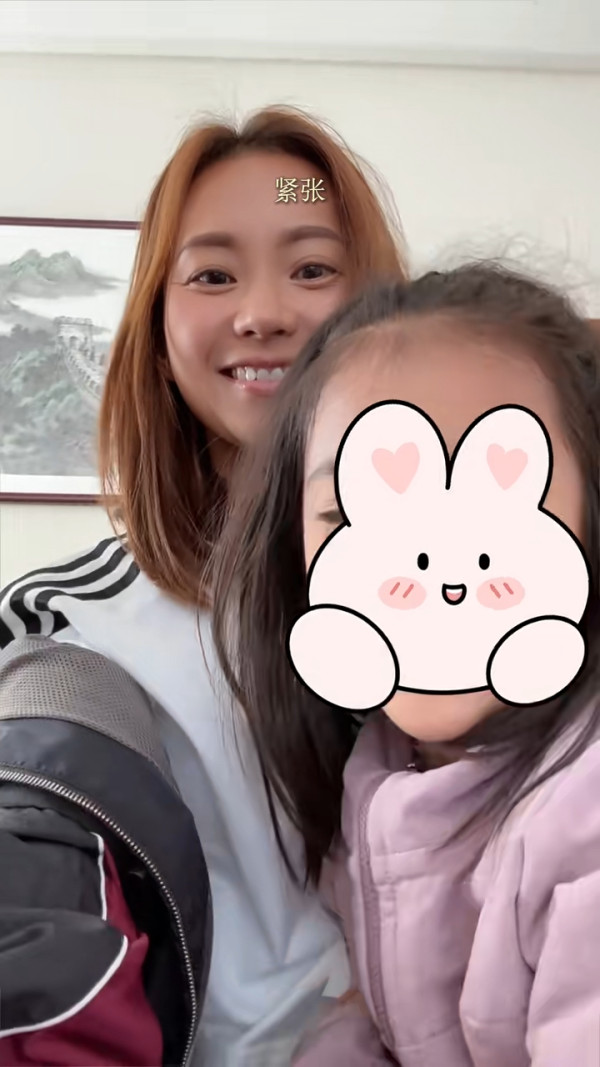 楊愛瑾復活節帶子女遊北京 大方素顏現身 獲讚逆齡似20歲