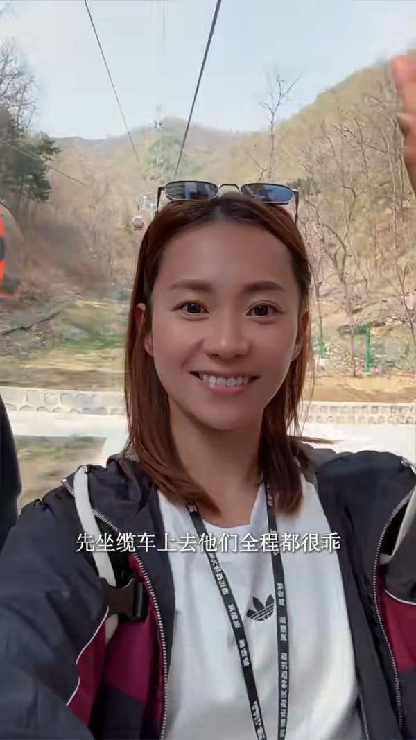 楊愛瑾復活節帶子女遊北京 大方素顏現身 獲讚逆齡似20歲