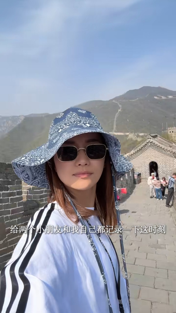 楊愛瑾復活節帶子女遊北京 大方素顏現身 獲讚逆齡似20歲