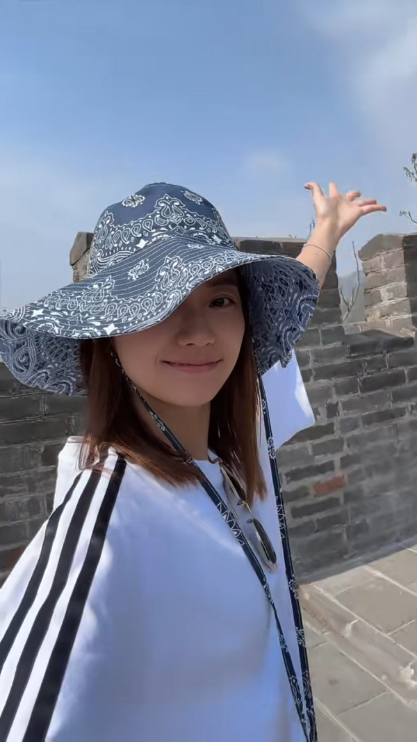 楊愛瑾復活節帶子女遊北京 大方素顏現身 獲讚逆齡似20歲