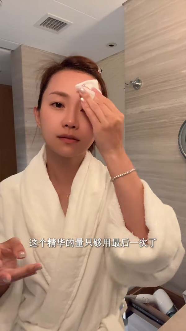 楊愛瑾復活節帶子女遊北京 大方素顏現身 獲讚逆齡似20歲