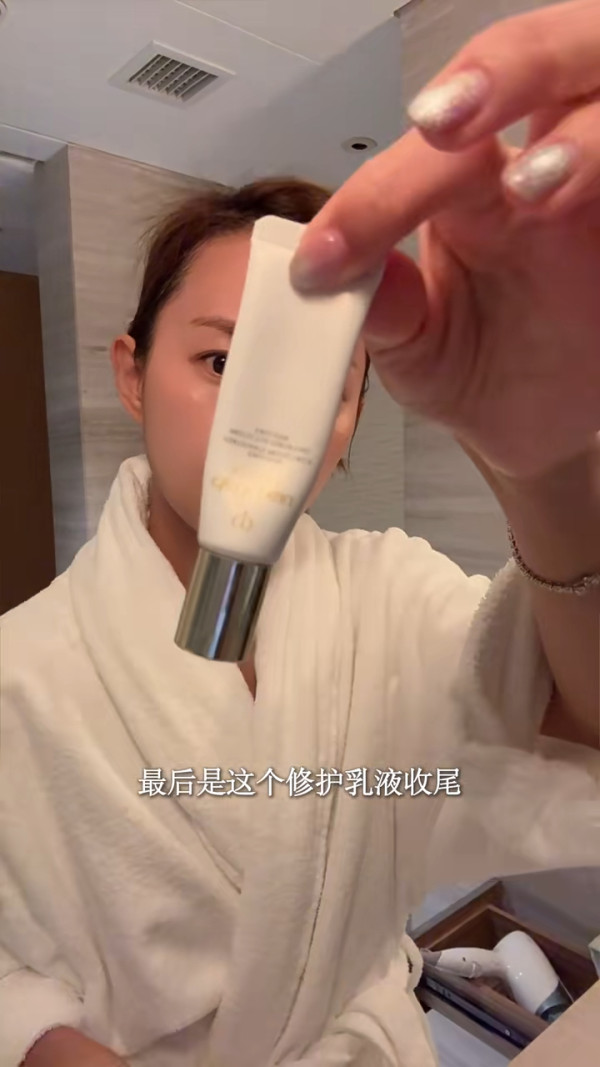 楊愛瑾復活節帶子女遊北京 大方素顏現身 獲讚逆齡似20歲