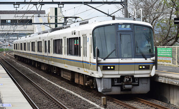 JR京都線，京都地區有東海道山陽本線（JR京都線）、山陰本線（嵯峨野線）、琵琶湖線、湖西線、奈良線。 京都站是京都的門戶，新幹線也在此停靠，因此縣外的人們以及前往大阪、奈良、滋賀、神戶等地的長途旅客經常使用此站。（圖片︰kyoto-life.co.jp/railway/jr/）
