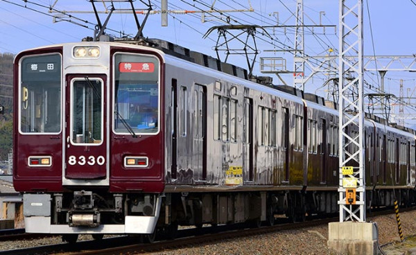 阪急電鐵，京都市有兩條主要火車路線：京都本線和嵐山線。沒有特快票價，而且前往大阪、神戶等地交通十分便利，許多人使用它來上下班或上學。（圖片︰kyoto-life.co.jp/railway/hankyu/）