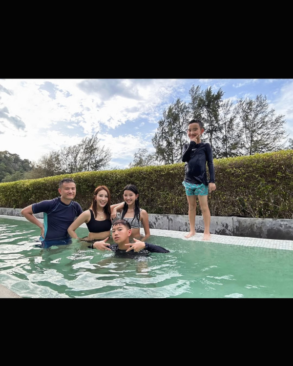 曹敏莉全家遊布吉曬靚相 囡囡獲讚越大越靚遺傳媽媽基因