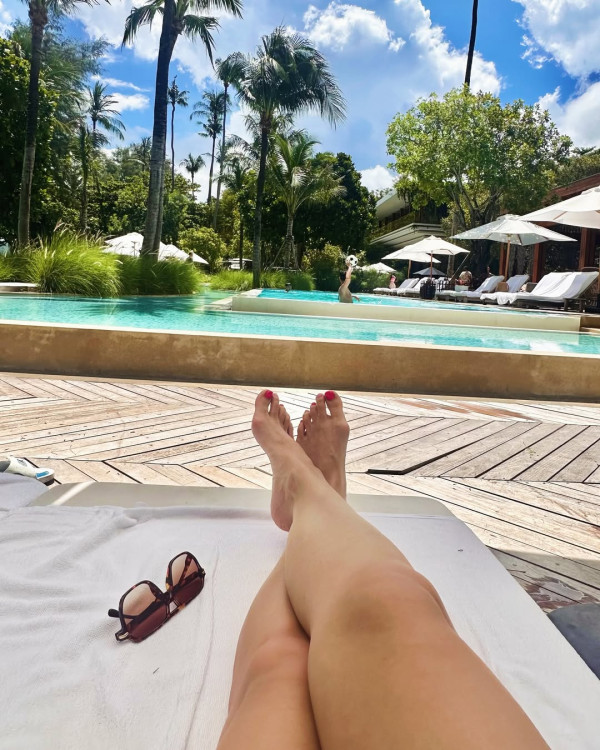 曹敏莉全家遊布吉曬靚相 囡囡獲讚越大越靚遺傳媽媽基因