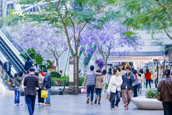 深圳萬象前海推「花庭之敘」 藍花楹仿真花/浪漫純白小屋/噴水池 打卡必去！ 
