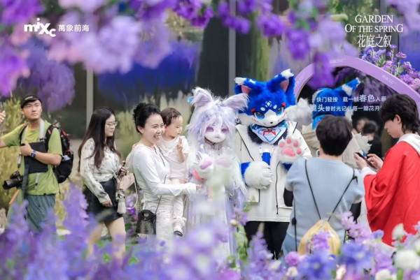 深圳萬象前海推「花庭之敘」 藍花楹仿真花/浪漫純白小屋/噴水池 打卡必去！ 