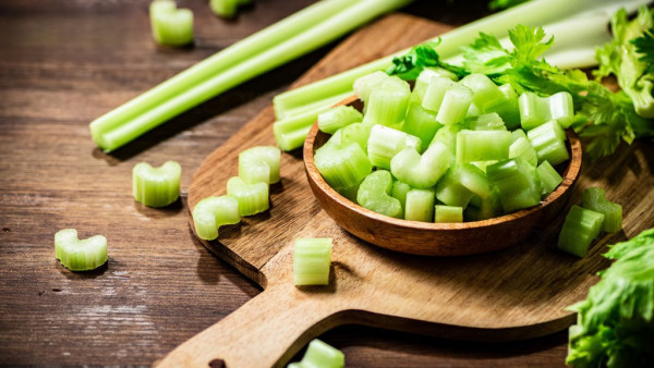 芹菜營養｜芹菜食譜2種吃法提高芹菜素吸收！助防癌降血壓血糖3類人慎食